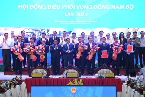 Thủ tướng Phạm Minh Chính đưa ra 5 từ khóa để vùng Đông Nam Bộ phát triển- Ảnh 2. Thủ tướng Phạm Minh Chính cùng đại diện các bộ ngành, tỉnh thành vùng Đông Nam Bộ tham dự hội nghị sáng 5-5 - Ảnh: VIỆT DŨNG