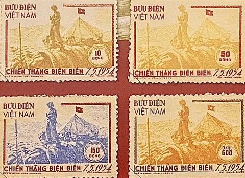 Bộ tem Chiến thắng Điện Biên Phủ đầu tiên, phát hành tháng 10-1954 do Bùi Trang Chước thiết kế - Ảnh: T.ĐIỂU Bộ tem Chiến thắng Điện Biên Phủ đầu tiên, phát hành tháng 10-1954 do Bùi Trang Chước thiết kế - Ảnh: T.ĐIỂU
