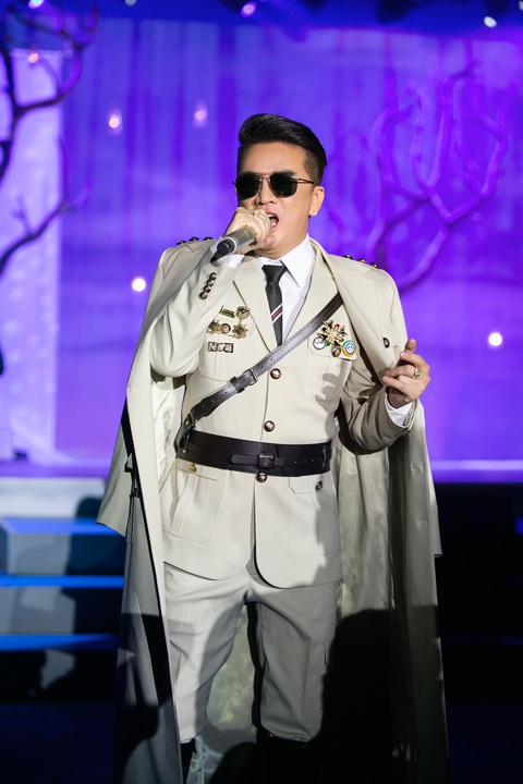 Những huy hiệu cài trên trang phục Đàm Vĩnh Hưng diễn trong live show Ngày em thắp sao trời - Ảnh: KIẾNG CẬN TEAM Những huy hiệu cài trên trang phục Đàm Vĩnh Hưng diễn trong live show Ngày em thắp sao trời - Ảnh: KIẾNG CẬN TEAM