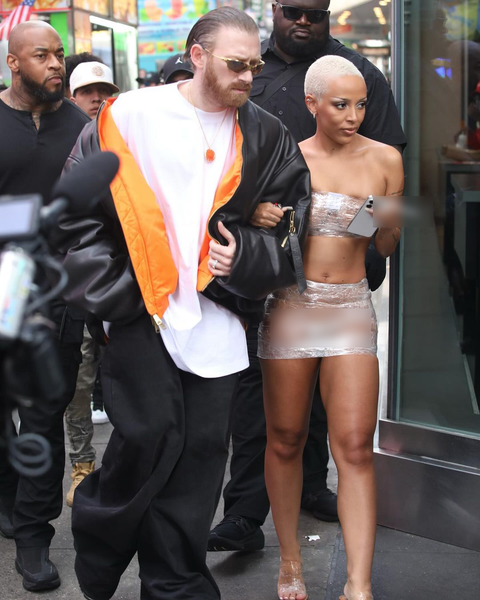 Quá mệt với việc chọn quần áo, Doja Cat quấn luôn ga trải giường ra đường- Ảnh 3. Mới đây, ngôi sao nhạc pop 28 tuổi gây tranh cãi khi mặc áo quây và một chiếc váy ngắn bó sát làm bằng nhựa bọc thực phẩm.