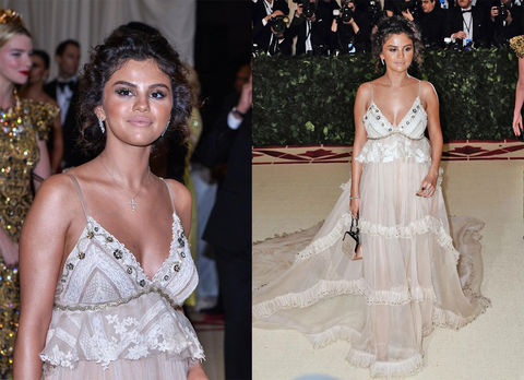 Selena Gomez cũng khiến người hâm mộ hốt hoảng với hình ảnh luộm thuộm, thảm hoạ và trông thiếu sức sống khi xuất hiện tại thảm đỏ Met Gala 2018. Trang phục đầm hai dây rộng thùng thình, phá dáng cùng lối make up màu nude đã khiến Selena Gomez nhạt nhoà, lọt thỏm giữa sự kiện thời trang đầy sự chặt chém này. Selena Gomez cũng từng khiến người hâm mộ hốt hoảng với hình ảnh luộm thuộm, thảm hoạ và trông thiếu sức sống khi xuất hiện tại thảm đỏ Met Gala 2018. Trang phục đầm hai dây rộng thùng thình, phá dáng cùng lối make up màu nude đã khiến Selena Gomez nhạt nhoà, lọt thỏm giữa sự kiện thời trang đầy sự chặt chém này.