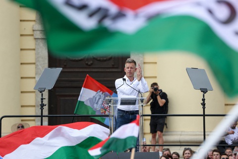 Ông Peter Magyar phát biểu trước đám đông biểu tình ở Debrecen ngày 5-5 - Ảnh: REUTERS Ông Peter Magyar phát biểu trước đám đông biểu tình ở Debrecen ngày 5-5 - Ảnh: REUTERS
