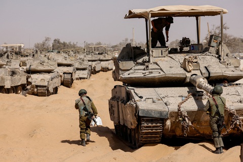 Các phương tiện quân sự của Israel tập kết gần biên giới Israel - Gaza hôm 5-5 - Ảnh: REUTERS Các phương tiện quân sự của Israel tập kết gần biên giới Israel - Gaza hôm 5-5 - Ảnh: REUTERS