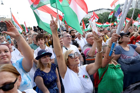 Những người tham gia biểu tình phản đối Thủ tướng Viktor Orban ở Hungary ngày 5-5 - Ảnh: REUTERS Những người xuống đường biểu tình phản đối Thủ tướng Viktor Orban ở Hungary ngày 5-5 - Ảnh: REUTERS