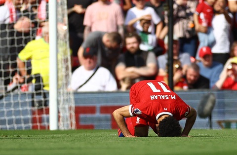 Salah ghi bàn trở lại, Liverpool thắng Tottenham 4-2- Ảnh 3. Salah ăn mừng bàn thắng mở tỉ số cho Liverpool vào lưới Tottenham - Ảnh: REUTERS