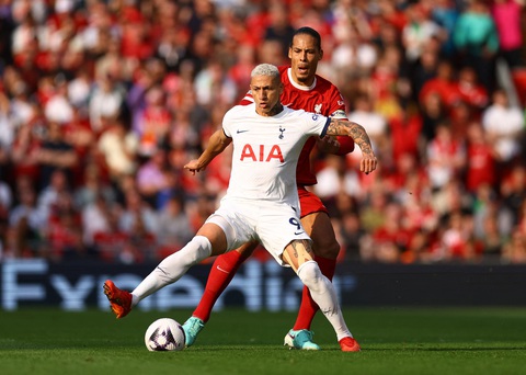 Salah ghi bàn trở lại, Liverpool thắng Tottenham 4-2- Ảnh 2. Tottenham sụp đổ quá nhanh trong hiệp 1. Họ gượng dậy trong hiệp 2 nhưng không thể ra về với kết quả tốt - Ảnh: REUTERS