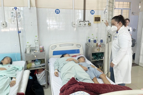 Phát hiện vi khuẩn Salmonella trong mẫu phân trẻ ngộ độc tại Đồng Nai- Ảnh 1. Hàng trăm bệnh nhân ngộ độc sau ăn bánh mì phải vào Bệnh viện Đa khoa khu vực Long Khánh, Đồng Nai điều trị, theo dõi - Ảnh: A.B.