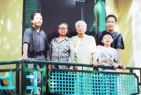 Ông Võ Hồng Nam kể chuyện người cha Võ Nguyên Giáp- Ảnh 8. Ông Võ Hồng Nam (ngoài cùng bên trái), chụp ảnh cùng cha mình - cố Đại tướng Võ Nguyên Giáp trên ban công nhà 30 Hoàng Diệu - Ảnh tư liệu
