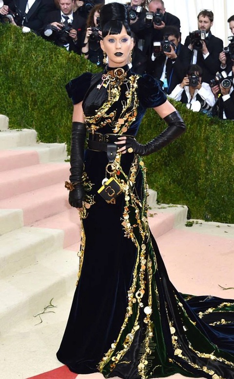 Kể cả khi có cố tình bỏ qua đôi môi thâm như trúng độc của Katy Perry đi nữa thì dân tình cũng chẳng thể Kể cả khi có cố tình bỏ qua đôi môi thâm của Katy Perry đi nữa thì dân tình cũng chẳng thể