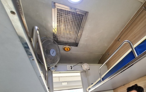Mua vé điều hòa lại gặp toa tàu nóng: Mong cuộc 'cách mạng' trong ngành đường sắt- Ảnh 1. Hành khách phản ứng rất mạnh với dịch vụ không tương xứng số tiền bỏ ra khi chọn đi tàu vào dịp lễ - Ảnh: TRẦN MAI