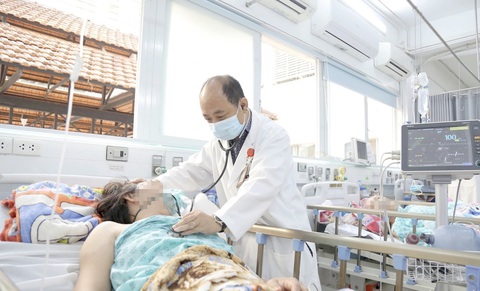 Tự uống thuốc chống đông máu, coi chừng Tự ý uống thuốc chống đông máu có thể gây nhiều tác hại nguy hiểm, trong đó có xuất huyết não - Ảnh: PHƯƠNG QUYÊN