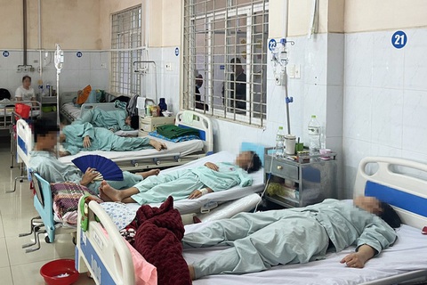 Ngộ độc bánh mì và câu chuyện quản lý- Ảnh 1. Hơn 500 người ngộ độc sau khi ăn bánh mì tại tiệm Băng ở TP Long Khánh - Ảnh: A.B.