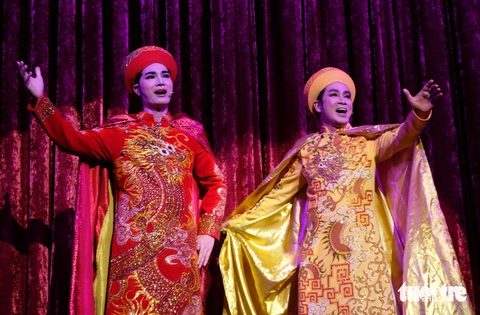 Nghệ sĩ Hoàng Tùng (phải) và Lê Trung Thảo trong vở Lá cờ thêu 6 chữ vàng - Ảnh: LINH ĐOAN Nghệ sĩ Hoàng Tùng (phải) và Lê Trung Thảo trong vở Lá cờ thêu 6 chữ vàng - Ảnh: LINH ĐOAN
