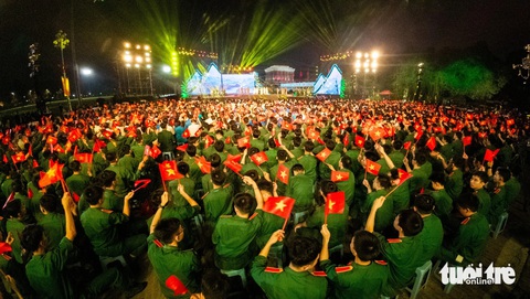 Dưới lá cờ Quyết Thắng, đồng đội Điện Biên Phủ nhận con gái người bạn liệt sĩ làm con nuôi- Ảnh 3. Điểm cầu Hà Nội diễn ra ngay tại quảng trường Ba Đình - Ảnh: DANH KHANG