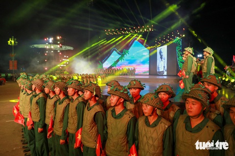 Dưới lá cờ Quyết Thắng, đồng đội Điện Biên Phủ nhận con gái người bạn liệt sĩ làm con nuôi- Ảnh 12. Cầu truyền hình có cả những tiết mục văn nghệ lẫn những phóng sự tư liệu, kết hợp kể câu chuyện Điện Biên - Ảnh: DANH KHANG