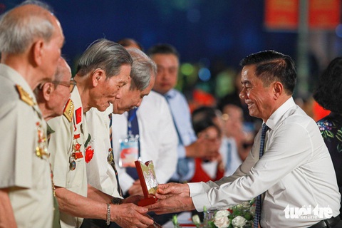Dưới lá cờ Quyết Thắng, đồng đội Điện Biên Phủ nhận con gái người bạn liệt sĩ làm con nuôi- Ảnh 14. Nhiều người lính Điện Biên xưa có mặt trong ngày kỷ niệm 70 năm chiến thắng Điện Biên Phủ - Ảnh: DANH KHANG
