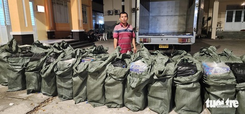 Dùng xe biển số giả chở gần 30.000 bao thuốc lá lậu- Ảnh 1. Ông Ngô Hồng Minh Tâm và tang vật gần 30.000 bao thuốc lá lậu - Ảnh: VĂN VŨ