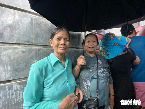 Bà Hà Thị Vì (phải) cùng với đoàn khách từ Phú Thọ lên, xếp hàng đợi được vào tham quan bảo tàng - Ảnh: HÀ THANH Bà Hà Thị Vì (phải) cùng với đoàn khách từ Phú Thọ lên, xếp hàng đợi được vào tham quan bảo tàng - Ảnh: HÀ THANH