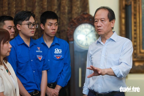 Ông Nam chia sẻ với các bạn trẻ về Đại tướng Võ Nguyên Giáp, về chiến thắng Điện Biên Phủ tại chương trình Thắp lên những ngọn nến tri ân kỷ niệm 70 năm chiến thắng Điện Biên Phủ - Ảnh: DANH KHANG Ông Nam chia sẻ với các bạn trẻ về Đại tướng Võ Nguyên Giáp, về chiến thắng Điện Biên Phủ tại chương trình Thắp lên những ngọn nến tri ân kỷ niệm 70 năm chiến thắng Điện Biên Phủ - Ảnh: DANH KHANG