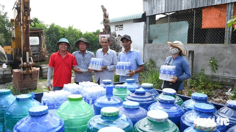 Những giọt nước giải nhiệt cho bà con Kiên Lương- Ảnh 1. Nhiều ngày qua, các nhà hảo tâm đã mang nước về tặng miễn phí cho bà con xã Hòa Điền, huyện Kiên Lương, tỉnh Kiên Giang - Ảnh: VĂN PHỤNG