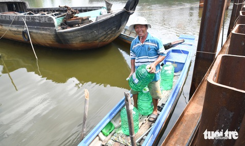 Những giọt nước giải nhiệt cho bà con Kiên Lương- Ảnh 3. Nhiều khu vực ở xã Hòa Điền thiếu nước ngọt, nên khi có đoàn đến tặng nước ngọt là bà con phấn khởi