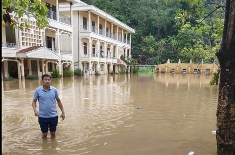 Trường học chìm trong biển nước sau mưa lớn, toàn bộ học sinh phải nghỉ học- Ảnh 5. Sáng nay nước đã rút nhưng không đáng kể, nên học sinh vẫn phải nghỉ học - Ảnh: V.ANH