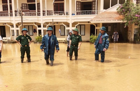 Trường học chìm trong biển nước sau mưa lớn, toàn bộ học sinh phải nghỉ học- Ảnh 6. Chỉ huy trưởng Ban chỉ huy quân sự huyện và trưởng Phòng Giáo dục và Đào tạo huyện đã xuống phối hợp với xã để chỉ đạo khắc phục việc mưa lũ tràn vào trường - Ảnh: V.ANH