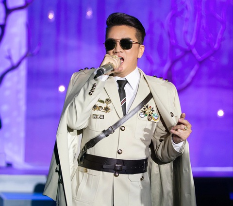 Những huy hiệu cài trên trang phục Đàm Vĩnh Hưng diễn trong live show Ngày em thắp sao trời - Ảnh: KIẾNG CẬN TEAM Những huy hiệu cài trên trang phục Đàm Vĩnh Hưng diễn trong live show Ngày em thắp sao trời - Ảnh: KIẾNG CẬN TEAM
