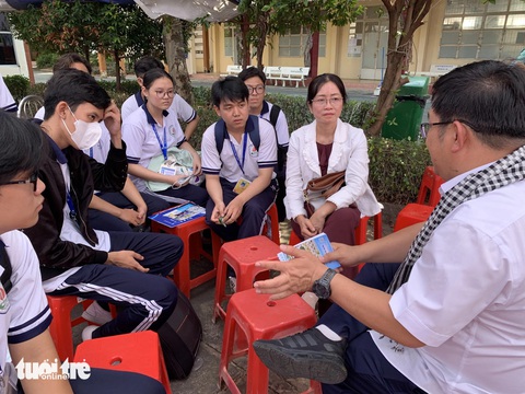 Học phí khóa mới Trường đại học Khoa học tự nhiên TP.HCM cao nhất 59,6 triệu- Ảnh 1. ThS Phùng Quán - chuyên gia tuyển sinh Trường đại học Khoa học tự nhiên TP.HCM - chia sẻ thông tin về ngành học, học phí cho học sinh trong chương trình tư vấn tuyển sinh - hướng nghiệp 2024 - Ảnh: TRẦN HUỲNH