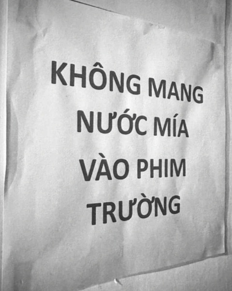 Bảng thông báo được gắn tại một phim trường Bảng thông báo được gắn tại một phim trường