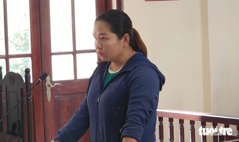 Trả hồ sơ vụ cựu cán bộ tư pháp xã lừa đảo chiếm đoạt 2,1 tỉ đồng- Ảnh 1. Bị cáo Huỳnh Thị Mộng Cầm tại phiên tòa xét xử sơ thẩm - Ảnh: HOÀI THƯƠNG