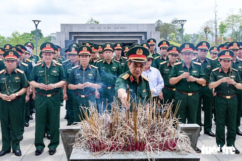 Lãnh đạo Đảng, Nhà nước tri ân các anh hùng liệt sĩ Điện Biên Phủ- Ảnh 3. Đại tướng Phan Văn Giang và đoàn công tác đến dâng hương tại đền thờ liệt sĩ tại chiến trường Điện Biên Phủ - Ảnh: NAM TRẦN