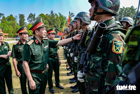 Lãnh đạo Đảng, Nhà nước tri ân các anh hùng liệt sĩ Điện Biên Phủ- Ảnh 5. Đại tướng Phan Văn Giang đến động viên các lực lượng tham gia diễu binh, diễu hành tại lễ kỷ niệm 70 năm Chiến thắng Điện Biên Phủ - Ảnh: NAM TRẦN
