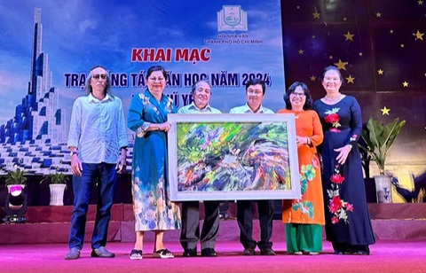 Ban tổ chức Trại sáng tác văn học năm 2024 của Hội Nhà văn TP.HCM tặng bức tranh Ban tổ chức Trại sáng tác văn học năm 2024 của Hội Nhà văn TP.HCM tặng bức tranh