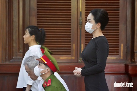 Vợ ông Trần Quí Thanh được nhận lại 183 tỉ đồng do chồng không phải bồi thường dân sự- Ảnh 2. Bà Trần Uyên Phương (áo trắng) và Trần Ngọc Bích tại tòa - Ảnh: HỮU HẠNH