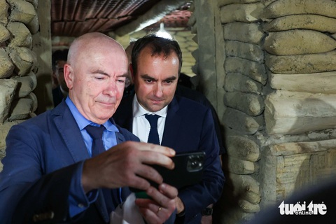 Bộ trưởng Bộ Quân đội Pháp thăm đồi A1 và hầm De Castries- Ảnh 10. Bộ trưởng Sébastien Lecornu chụp ảnh kỷ niệm phía trong hầm De Castries - Ảnh: NGUYỄN KHÁNH