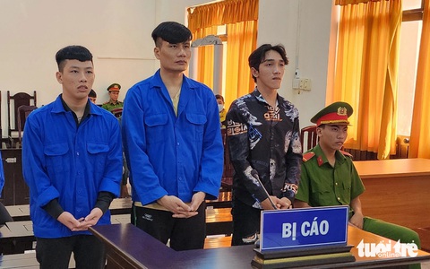 Không cho mượn tiền, ngư phủ đốt nhà kho làm cháy nhiều tàu, thiệt hại 6,5 tỉ- Ảnh 1. Ba bị cáo Luật, Sang và Minh (từ trái qua) nghe tòa tuyên án - Ảnh: VĂN VŨ