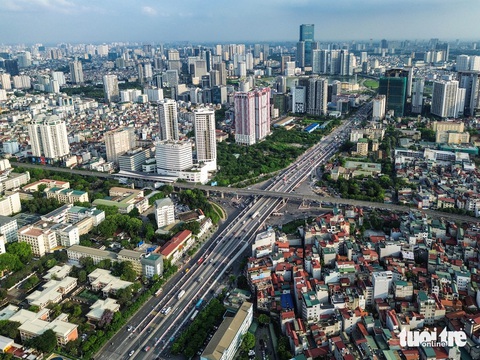 Luồng xe cộ vẫn 'đối đầu' sau khi thông xe cầu vượt thép hơn 340 tỉ đồng ở Hà Nội- Ảnh 1. Toàn cảnh cầu vượt thép tại nút giao Mai Dịch, được thông xe từ sáng sớm 6-5 - Ảnh: HỒNG QUANG