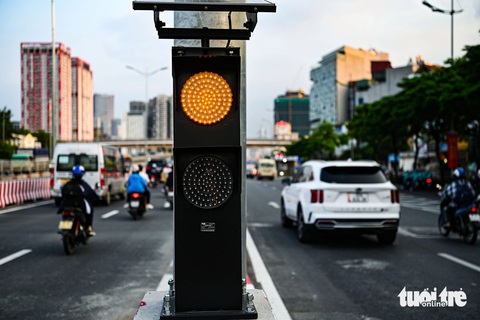 Luồng xe cộ vẫn 'đối đầu' sau khi thông xe cầu vượt thép hơn 340 tỉ đồng ở Hà Nội- Ảnh 9. Đèn cảnh báo đi chậm tại hướng di chuyển lên cầu - Ảnh: HỒNG QUANG