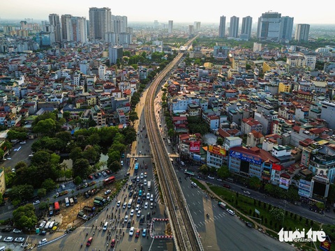 Luồng xe cộ vẫn 'đối đầu' sau khi thông xe cầu vượt thép hơn 340 tỉ đồng ở Hà Nội- Ảnh 11. Quốc lộ 32 thông thoáng trong khung giờ cao điểm chiều 6-5 do xe cộ lưu thông hướng Xuân Thủy không còn xung đột với các rào chắn thi công dưới gầm cầu - Ảnh: HỒNG QUANG