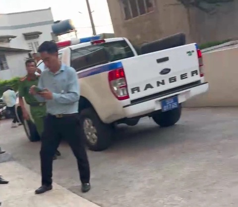 Điều tra vụ phó giám đốc Trung tâm Chính trị TP Thủ Đức rơi lầu tử vong- Ảnh 1. Lực lượng chức năng có mặt tại hiện trường - Ảnh: A.X.
