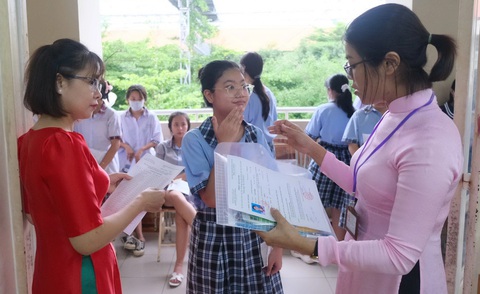 Báo cáo về giảm chỉ tiêu lớp 10, Sở Giáo dục TP.HCM nói gì?- Ảnh 1. Thí sinh dự thi vào lớp 10 năm 2023 tại TP.HCM - Ảnh: NGỌC PHƯỢNG
