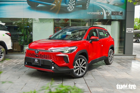 Ảnh thực tế Toyota Corolla Cross 2024: Giá từ 820 triệu, thêm trang bị đáng chú ý- Ảnh 1. Hai bản Toyota Corolla Cross có ngoại hình gần như tương đồng. Nhưng bản hybrid có logo Toyota nền xanh dương và bổ sung dòng chữ