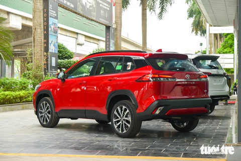 Ảnh thực tế Toyota Corolla Cross 2024: Giá từ 820 triệu, thêm trang bị đáng chú ý- Ảnh 7. Giao diện đèn hậu được tinh chỉnh nhưng vẫn giữ nguyên loại đèn LED xen kẽ dạng halogen.