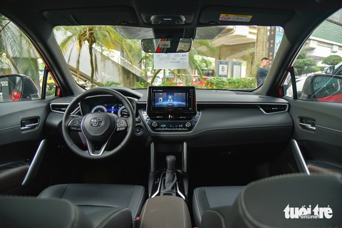 Ảnh thực tế Toyota Corolla Cross 2024: Giá từ 820 triệu, thêm trang bị đáng chú ý- Ảnh 8. Thiết kế tổng thể bên trong không đổi, nhưng trang bị được nâng cấp để xe thêm cạnh tranh.