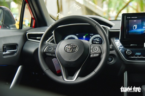 Ảnh thực tế Toyota Corolla Cross 2024: Giá từ 820 triệu, thêm trang bị đáng chú ý- Ảnh 9. Vô lăng bọc da tích hợp đủ các phím bấm cơ bản như media, đàm thoại, ga tự động thích ứng và hệ thống giữ làn.