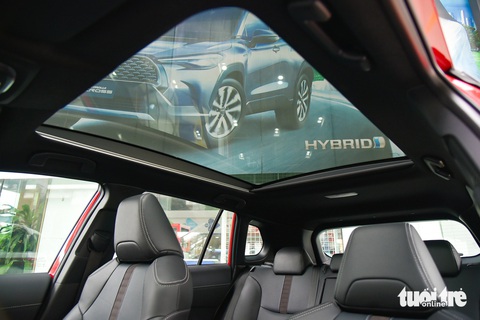 Ảnh thực tế Toyota Corolla Cross 2024: Giá từ 820 triệu, thêm trang bị đáng chú ý- Ảnh 20. Nâng cấp đáng chú ý nữa trong cabin là trần kính toàn cảnh. Bản cũ là cửa sổ trời. Đúng như tên gọi, trang bị này là một tấm kính liền và không thể mở.