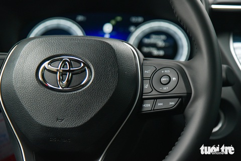 Ảnh thực tế Toyota Corolla Cross 2024: Giá từ 820 triệu, thêm trang bị đáng chú ý- Ảnh 23. Về trang bị an toàn, Toyota Corolla Cross 2024 vẫn có gói Safety Sense với nhiều tính năng hỗ trợ lái thông minh. Riêng bản HEV có thêm tự động phanh khi lùi và có 4 cảm biến trước (bản xăng chỉ có 2 cảm biến trước). Toyota cho biết thêm, camera 360 độ nay được nâng cấp để tăng độ nét.