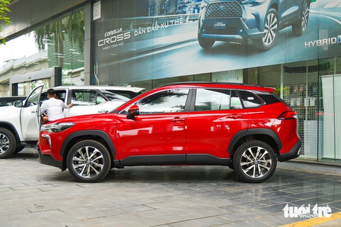 Ảnh thực tế Toyota Corolla Cross 2024: Giá từ 820 triệu, thêm trang bị đáng chú ý- Ảnh 24. Toyota Corolla Cross 1.8V bán tại Việt Nam sử dụng máy xăng 1.8L, cho công suất 138 mã lực và mô-men xoắn 172Nm, đi kèm hộp số tự động vô cấp và hệ dẫn động cầu trước. Phiên bản này cũng bị lược bỏ chế độ lái so với bản hybrid.