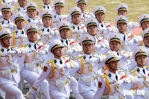 Ảnh: NAM TRẦN Đoàn Hải quân diễu binh dịp kỷ niệm 70 năm Chiến thắng Điện Biên Phủ - Ảnh: NAM TRẦN